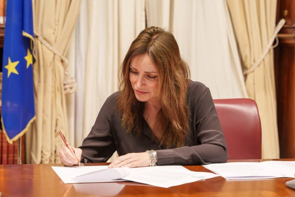 Лючия Боргонцони подписывает протокол об искусстве как о здоровье