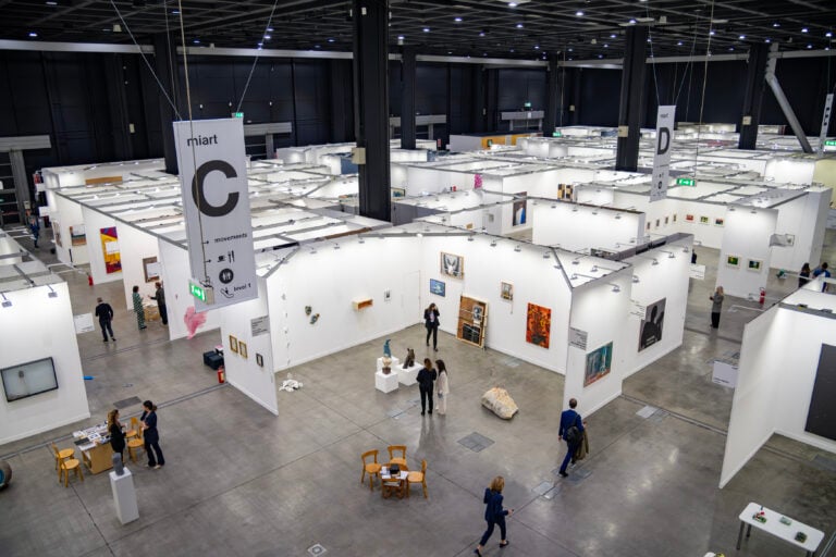 A Milano ha inaugurato miart 2026: i primi scatti della fiera che compie 30 anni e debutta in uno spazio tutto nuovo