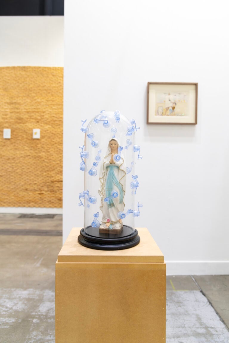 A Milano ha inaugurato miart 2026: i primi scatti della fiera che compie 30 anni e debutta in uno spazio tutto nuovo