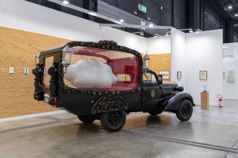 A Milano ha inaugurato miart 2026: i primi scatti della fiera che compie 30 anni e debutta in uno spazio tutto nuovo