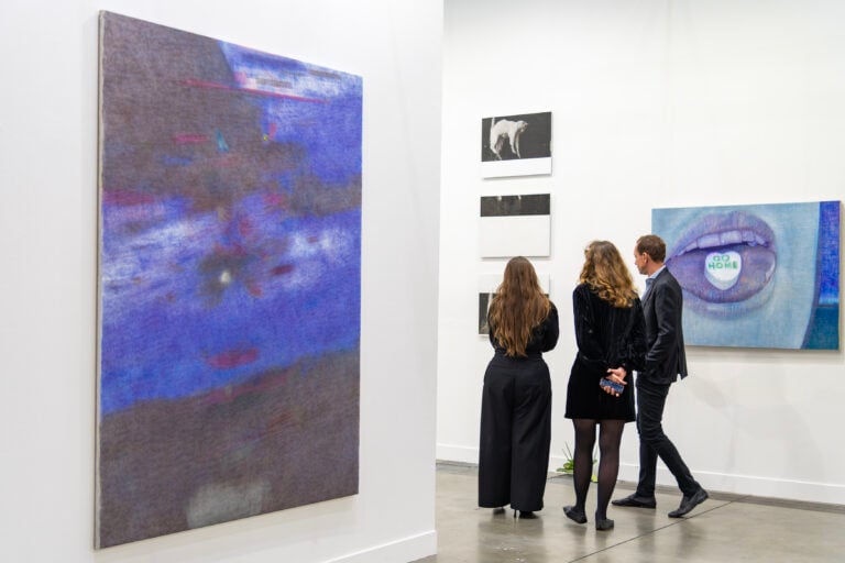 A Milano ha inaugurato miart 2026: i primi scatti della fiera che compie 30 anni e debutta in uno spazio tutto nuovo