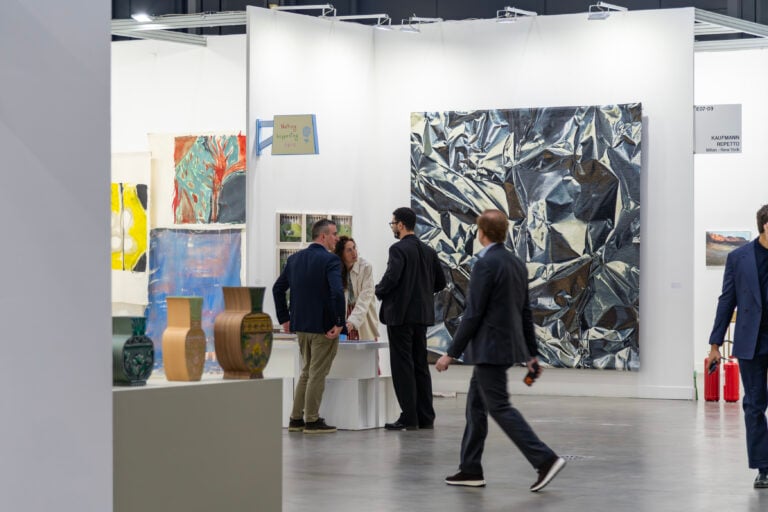 A Milano ha inaugurato miart 2026: i primi scatti della fiera che compie 30 anni e debutta in uno spazio tutto nuovo