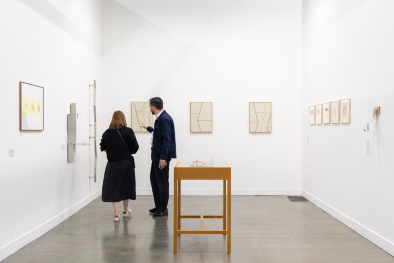 A Milano ha inaugurato miart 2026: i primi scatti della fiera che compie 30 anni e debutta in uno spazio tutto nuovo