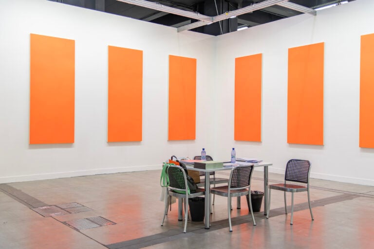 A Milano ha inaugurato miart 2026: i primi scatti della fiera che compie 30 anni e debutta in uno spazio tutto nuovo