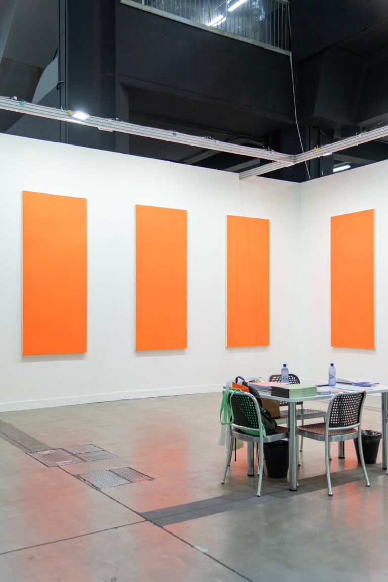 A Milano ha inaugurato miart 2026: i primi scatti della fiera che compie 30 anni e debutta in uno spazio tutto nuovo