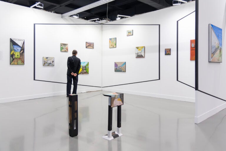 A Milano ha inaugurato miart 2026: i primi scatti della fiera che compie 30 anni e debutta in uno spazio tutto nuovo