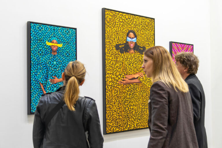 A Milano ha inaugurato miart 2026: i primi scatti della fiera che compie 30 anni e debutta in uno spazio tutto nuovo