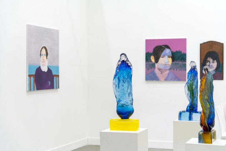 A Milano ha inaugurato miart 2026: i primi scatti della fiera che compie 30 anni e debutta in uno spazio tutto nuovo