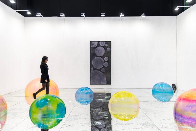 A Milano ha inaugurato miart 2026: i primi scatti della fiera che compie 30 anni e debutta in uno spazio tutto nuovo