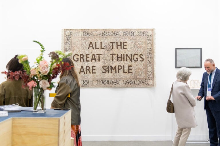 A Milano ha inaugurato miart 2026: i primi scatti della fiera che compie 30 anni e debutta in uno spazio tutto nuovo