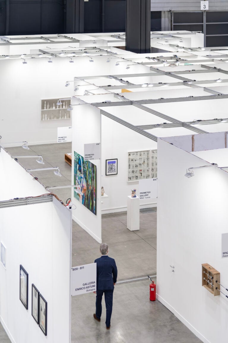 A Milano ha inaugurato miart 2026: i primi scatti della fiera che compie 30 anni e debutta in uno spazio tutto nuovo