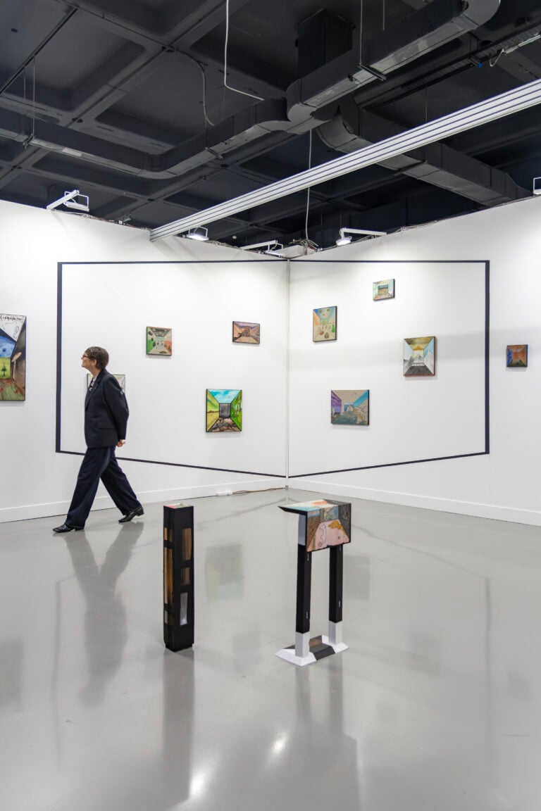 A Milano ha inaugurato miart 2026: i primi scatti della fiera che compie 30 anni e debutta in uno spazio tutto nuovo