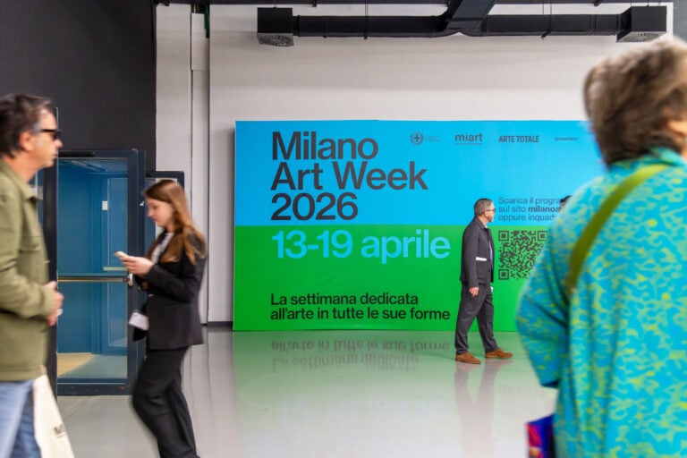 A Milano ha inaugurato miart 2026: i primi scatti della fiera che compie 30 anni e debutta in uno spazio tutto nuovo