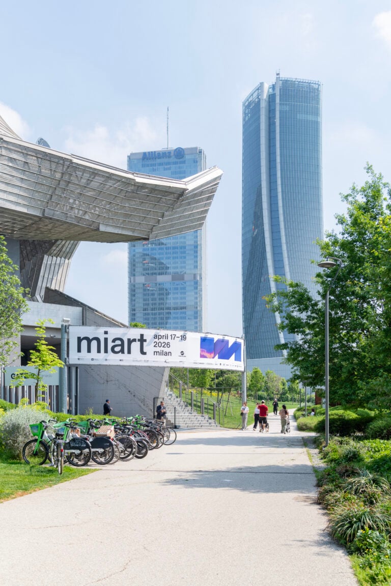 A Milano ha inaugurato miart 2026: i primi scatti della fiera che compie 30 anni e debutta in uno spazio tutto nuovo