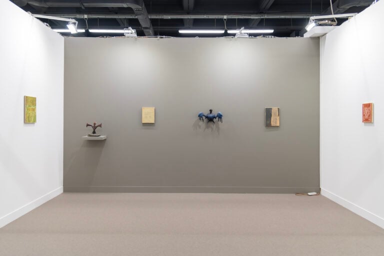 A Milano ha inaugurato miart 2026: i primi scatti della fiera che compie 30 anni e debutta in uno spazio tutto nuovo