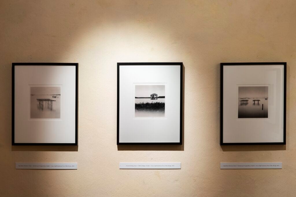 Майкл Кенна. Река По. Световые надписи, вид инсталляции, Палаццо Пигорини, Парма, 2026 год.