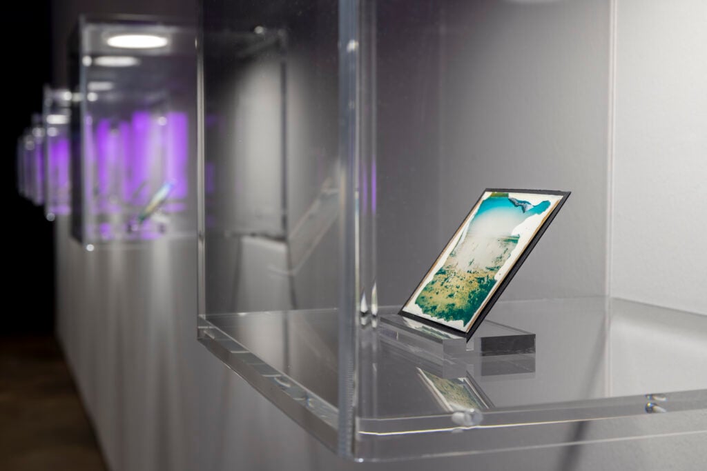 E se la Polaroid fosse esistita ai tempi della Bibbia? Se lo chiede il fotografo Mishka Henner in mostra a Modena 