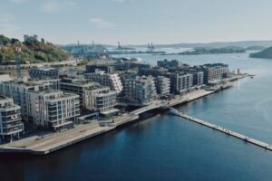 Il nuovo quartiere di Oslo affacciato sul mare tiene insieme storia e contemporaneità 