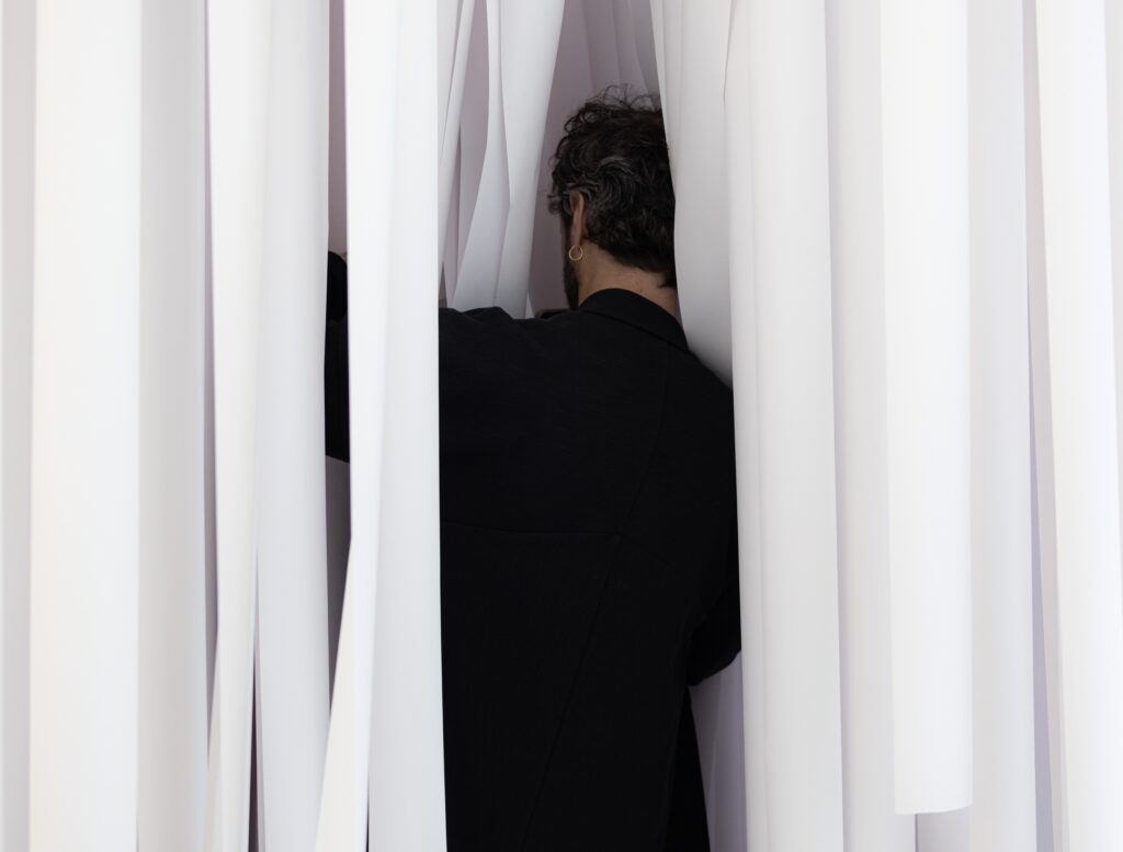 In questa mostra a Milano lo spettatore può modificare gli spazi. Il grande artista-architetto Gianni Pettena ci spiega perché