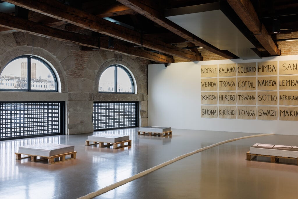 Paulo Nazareth, Algebra, 2026, installation view, Punta della Dogana, Venezia. Photo Jacopo Salvi © Palazzo Grassi, Pinault Collection