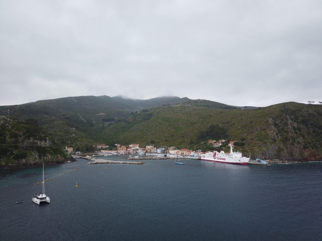 Il porto dell'isola di Capraia. Crediti Fondazione Sanlorenzo