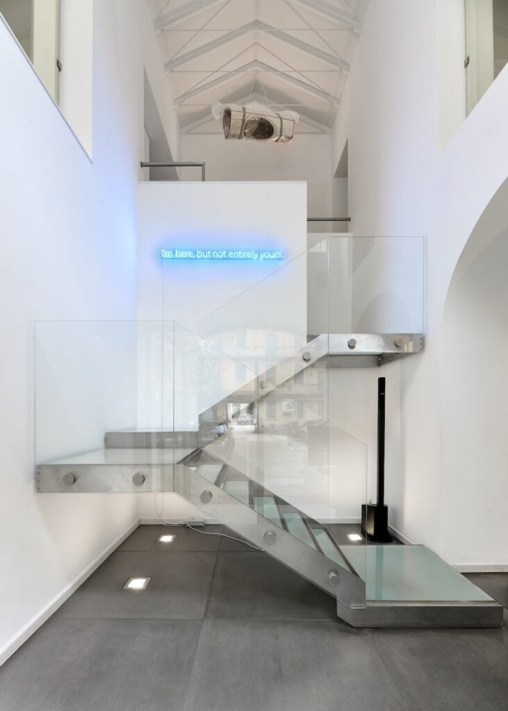 Progetto Ludovico Studio Lombard, Installation view mostra di Niccolò de Napoli "I’m here, but not entirely yours"