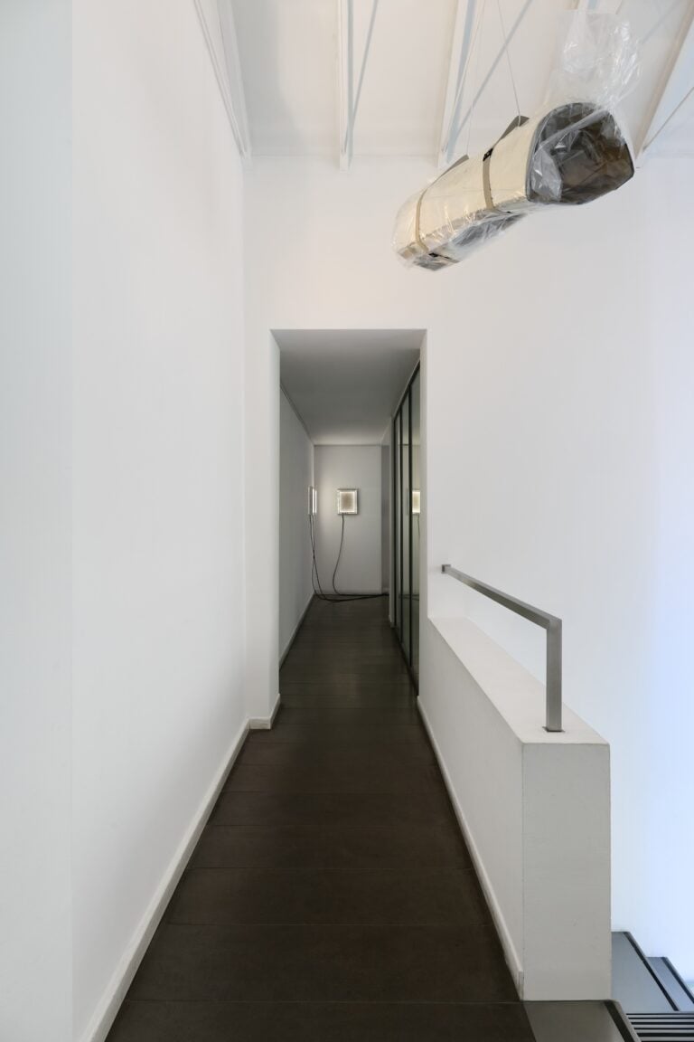 Progetto Ludovico Studio Lombard, Installation view mostra di Niccol&ograve; de Napoli "I&rsquo;m here, but not entirely yours"