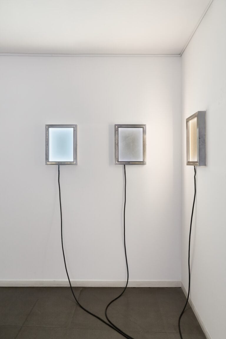 Progetto Ludovico Studio Lombard, Installation view mostra di Niccol&ograve; de Napoli "I&rsquo;m here, but not entirely yours"