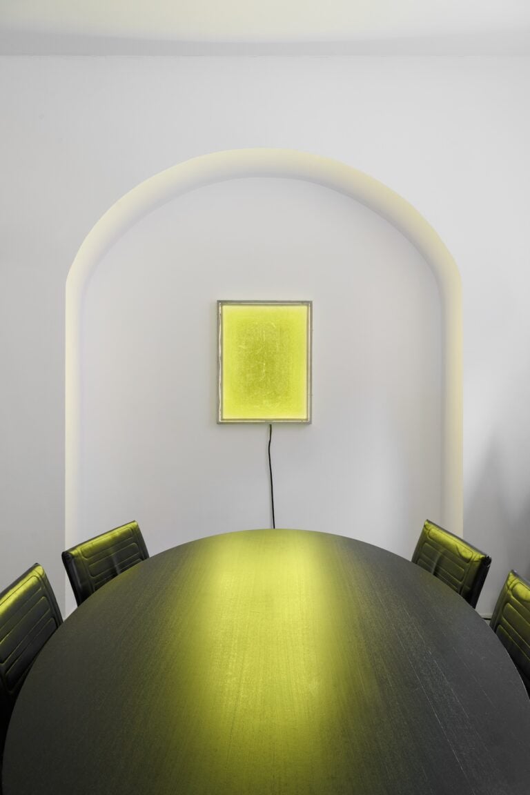 Progetto Ludovico Studio Lombard, Installation view mostra di Niccol&ograve; de Napoli "I&rsquo;m here, but not entirely yours"