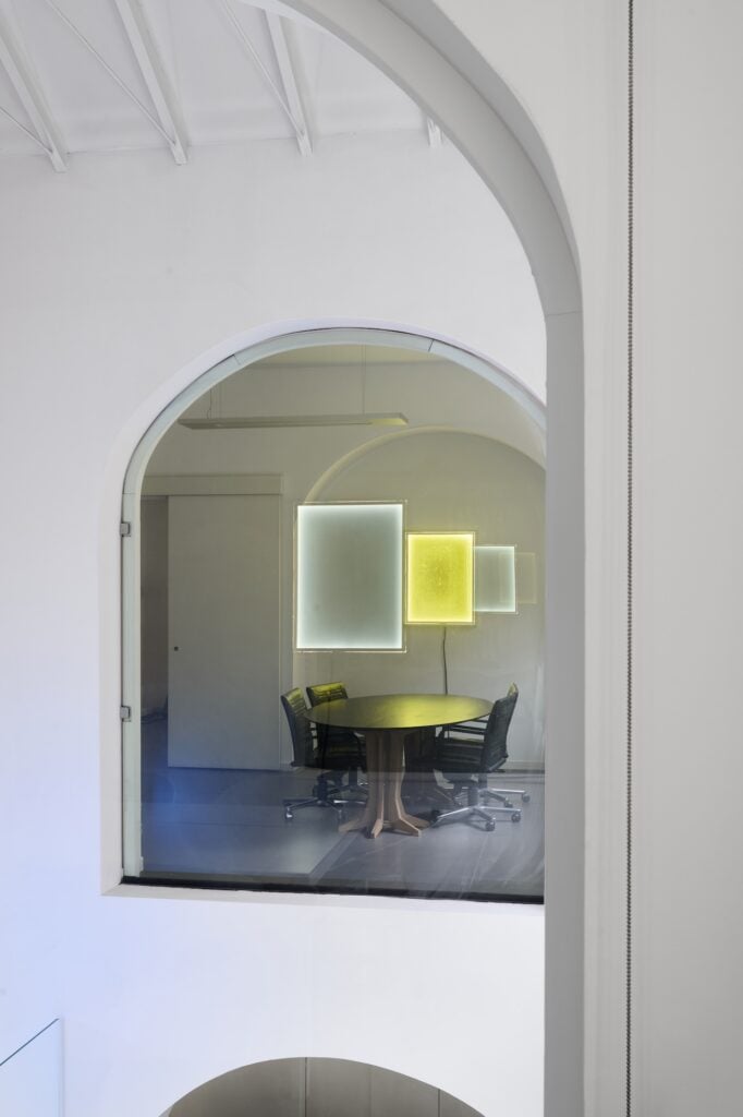 Progetto Ludovico Studio Lombard, Installation view mostra di Niccolò de Napoli "I’m here, but not entirely yours"