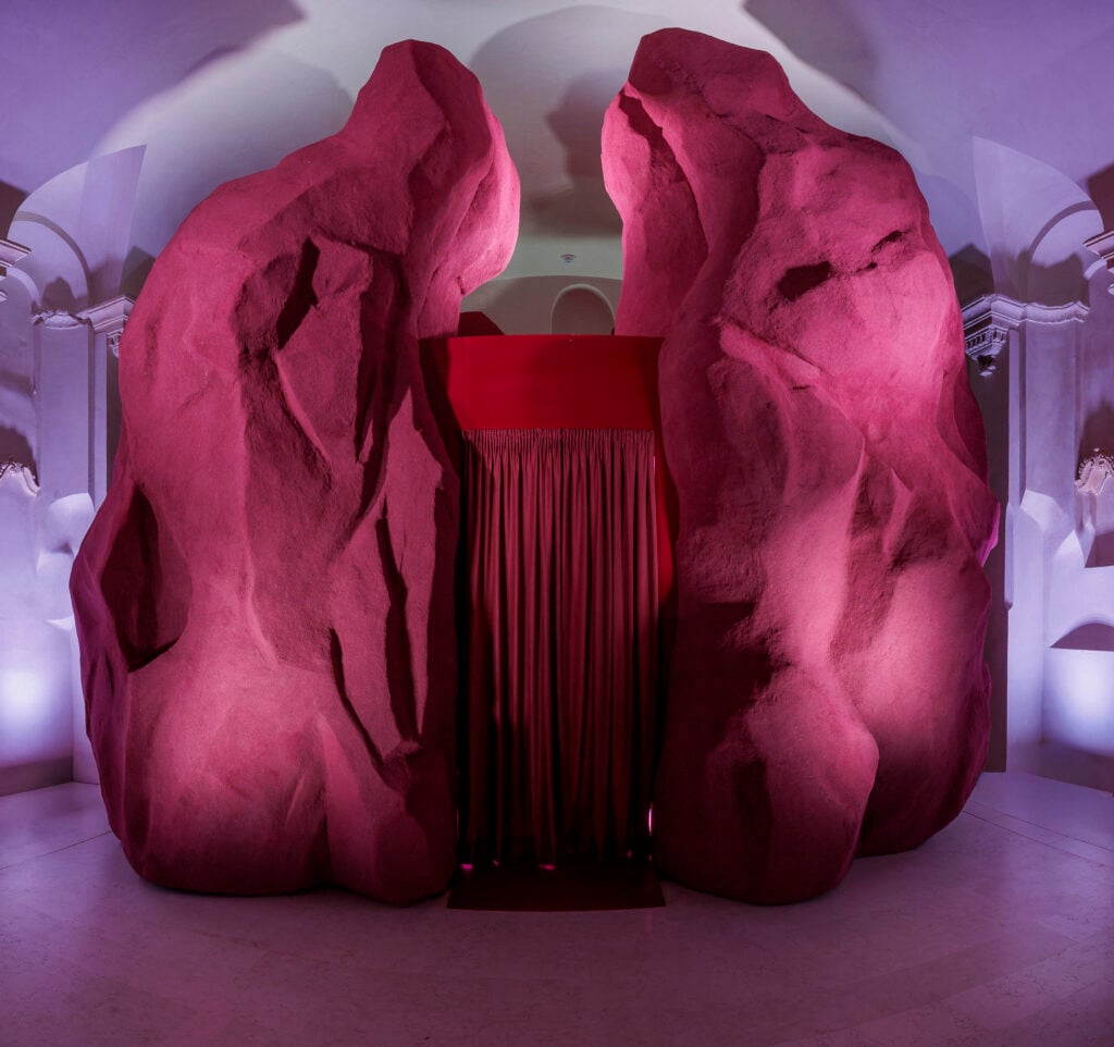 Sara Ricciardi, Resonance, nello spazio del Monastero a Palazzo Maffei di Verona per Pasqua Vini (Esterno Installazione)