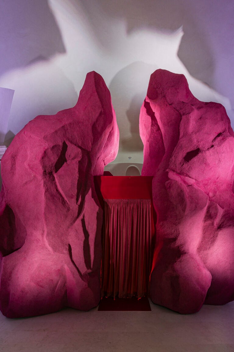 Sara Ricciardi, Resonance, nello spazio del Monastero a Palazzo Maffei di Verona per Pasqua Vini (Esterno Installazione)