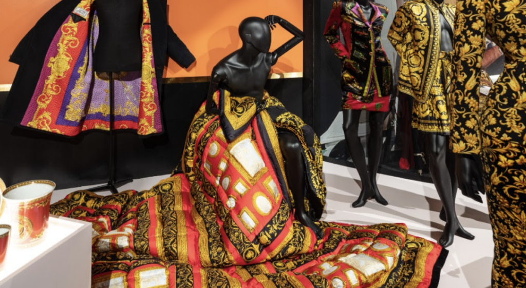 Gianni Versace in mostra a Parigi: a giugno il ritorno espositivo di un mito della moda