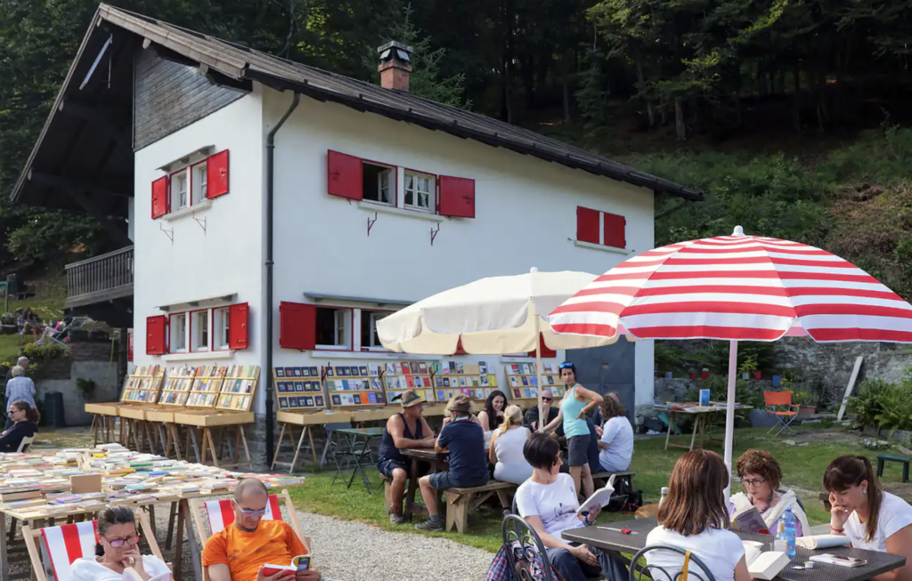 Sopra il Lago Maggiore c’è la libreria più in altitudine d’Italia che combatte lo spopolamento delle montagne
