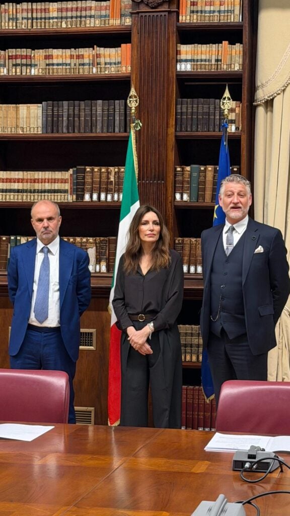 Скиллачи, Боргонцони и Джули во время подписания протокола