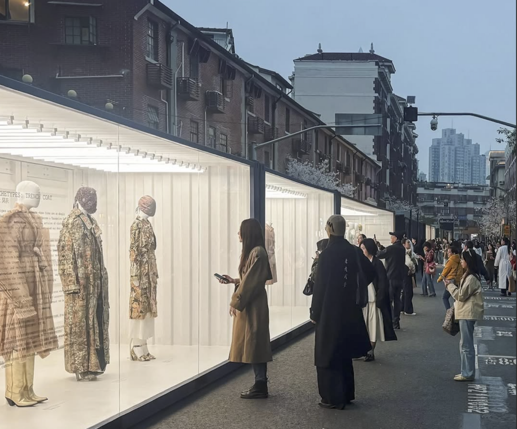 In Cina la sfilata di Margiela è allestita dentro una serie di container