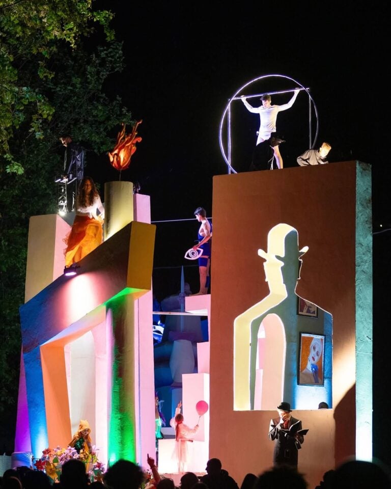 La sfilata notturna dei carri di gesso e di pensiero nel 2025