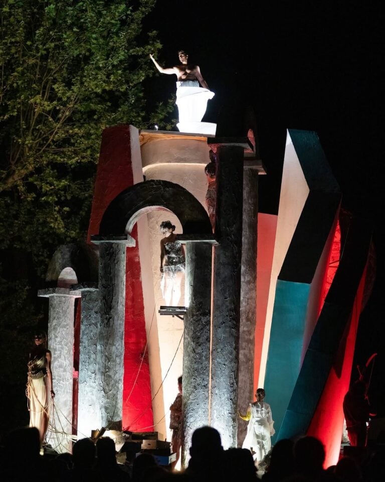 La sfilata notturna dei carri di gesso e di pensiero nel 2025