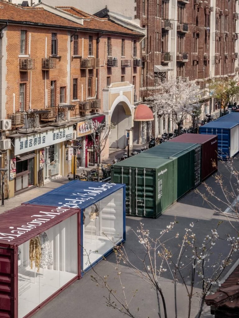 In Cina la sfilata di Margiela &egrave; allestita dentro una serie di container