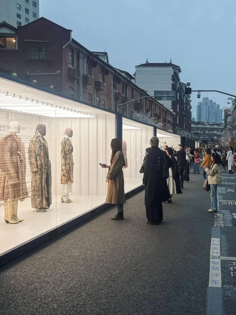 La mostra - sfilata di Maison Margiela in Cina 