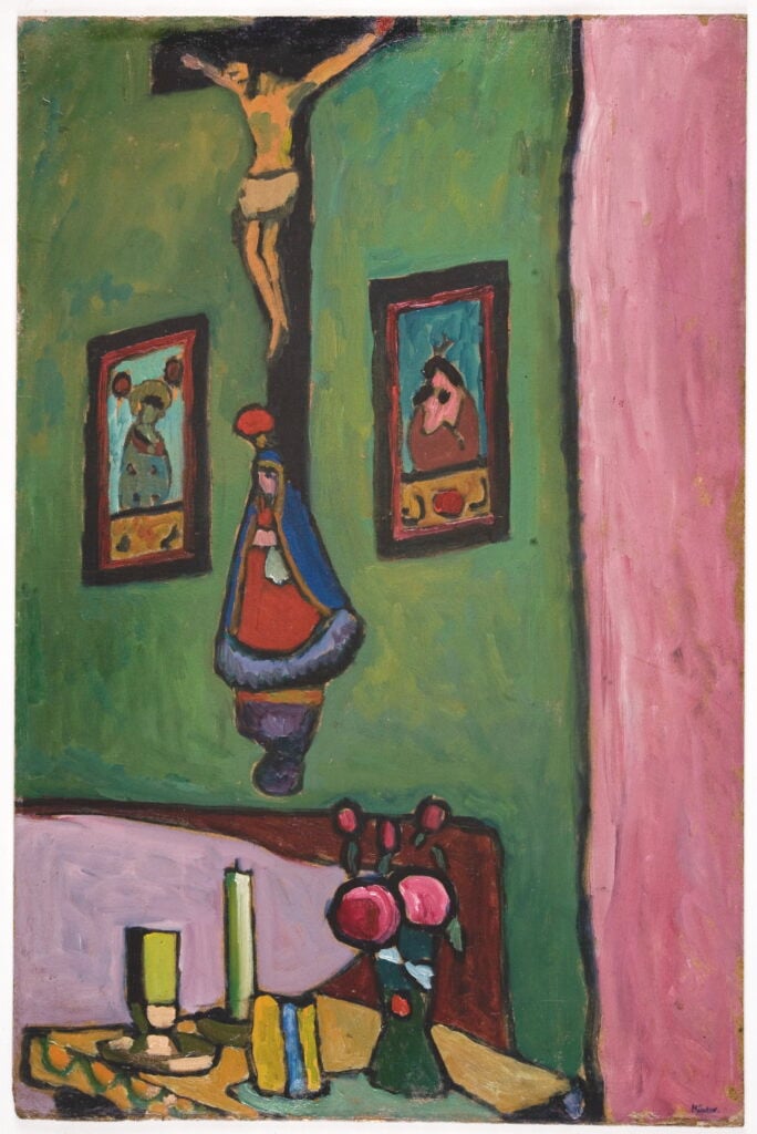 Gabriele M&uuml;nter,&nbsp;Natura morta con santuario, 1909&ndash;1910. Musei Vaticani e Gallerie Pontificie, Citt&agrave; del Vaticano. Foto &copy; Stefano Baldini / Bridgeman Images, 2026.