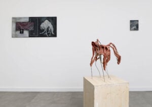 Protezione e costrizione sono due facce della stessa medaglia. Una mostra a Roma lo dimostra