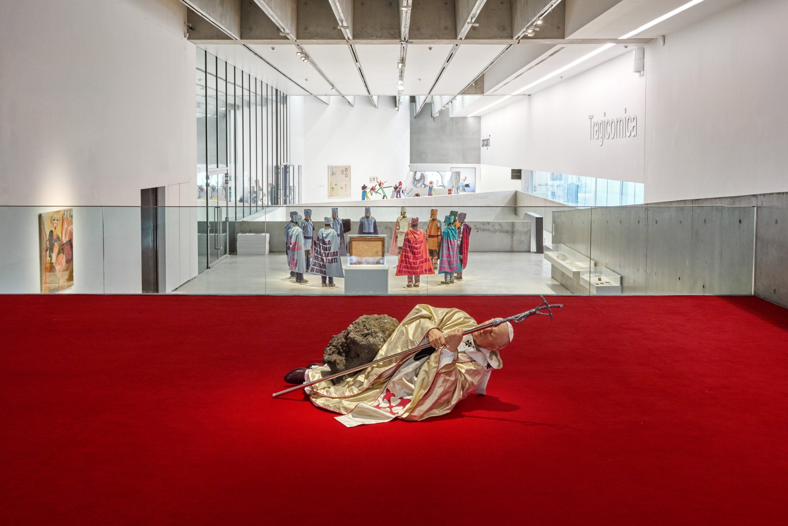 https://www.artribune.com/wp-content/uploads/2026/04/tragicomicaexhibitionviewfotocsimondexeacourtesyfondazionemaxxi-5-scaled.jpg