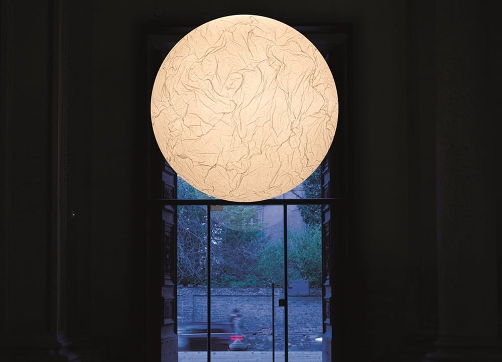 In una chiesa di Piacenza la luce del designer Davide Groppi diventa un sussurro sospeso nel tempo