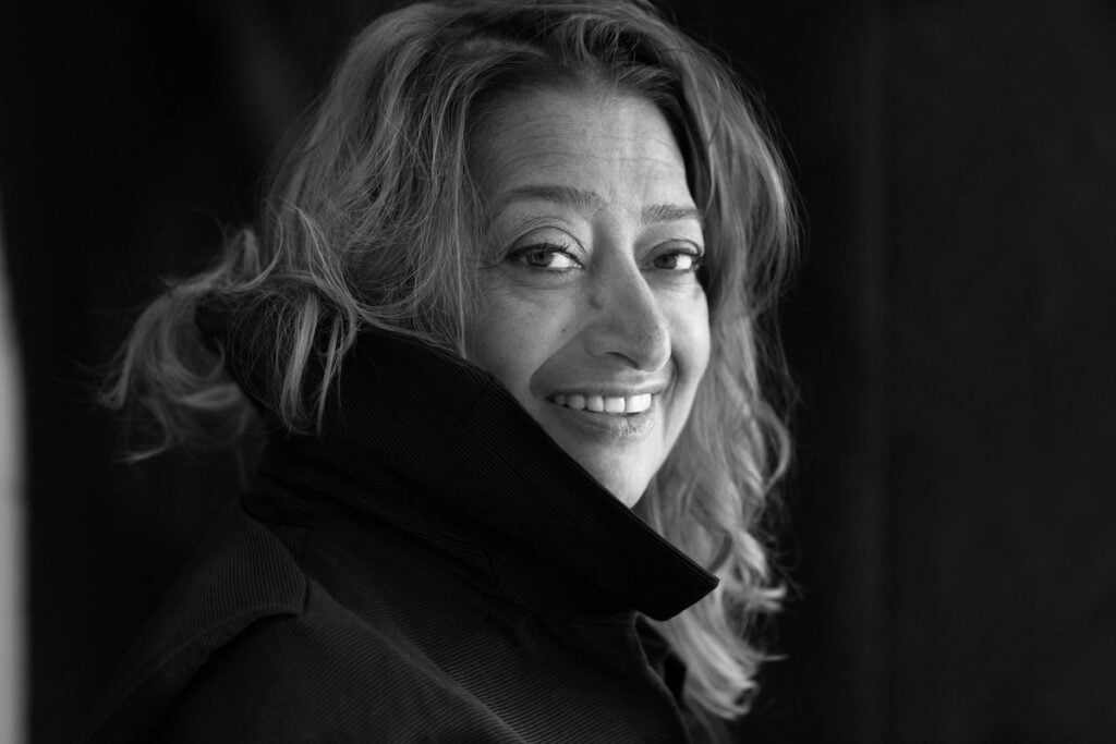 Ritratto di Zaha Hadid. Ph: Brigitte Lacombe