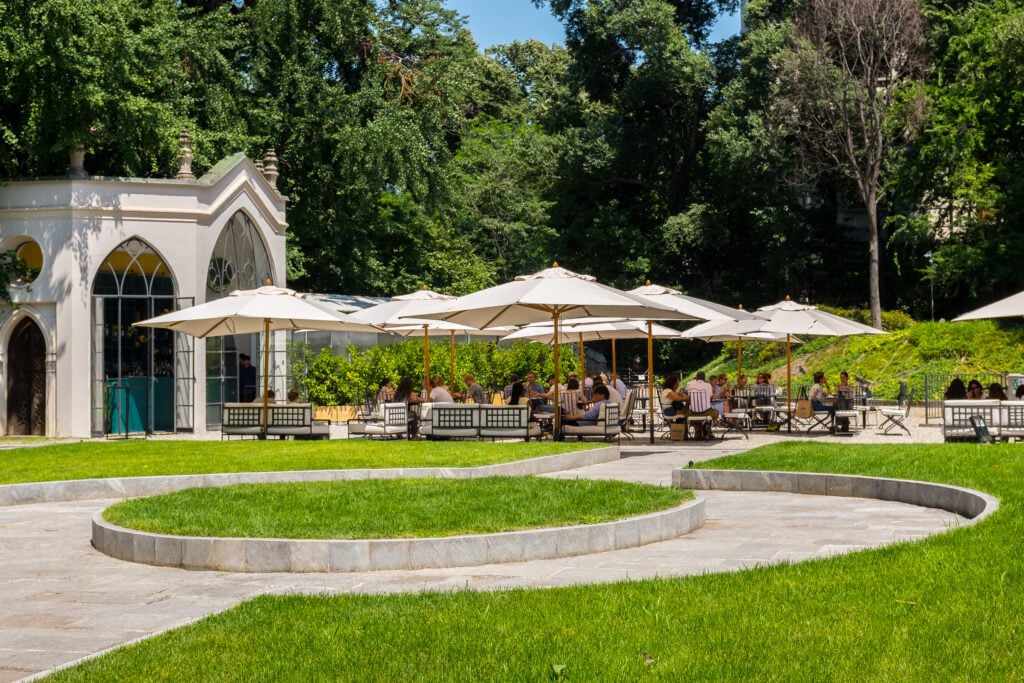 A Milano dietro a Palazzo Citterio c’è un bellissimo giardino e un bistrot aperto a tutti dove pranzare e cenare