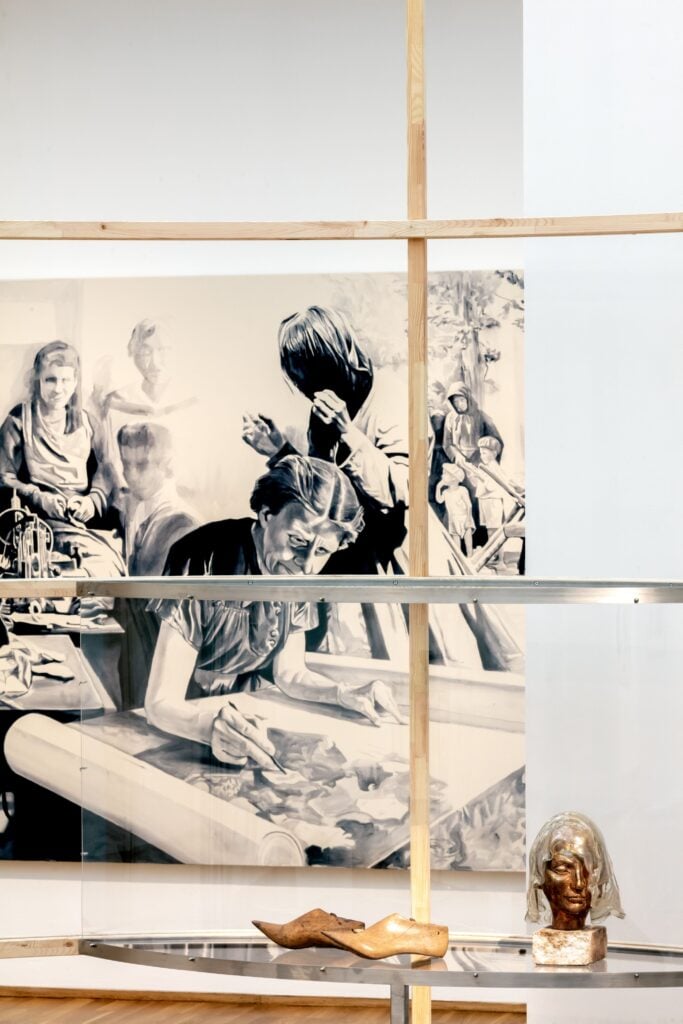 berlino Ausstellungsansicht &bdquo;Giulia Andreani. Sabotage&ldquo;, Hamburger Bahnhof &ndash; Nationalgalerie der Gegenwart, 27.02.2026 &ndash; 13.09.2026, Abgebildet: Pour elles toutes (Myrninerest), 2024 (Hintergrund); Holzformen zur Schuhfertigung; Claustrofilia, 2025 (Vordergund) &copy; Giulia Andreani und ADAGP, Paris 2026; Courtesy die K&uuml;nstlerin und Galerie Max Hetzler, Berlin | Paris | London | Marfa, VG Bild-Kunst, Bonn 2026, Staatliche Museen zu Berlin / Foto: Laura Fiorio