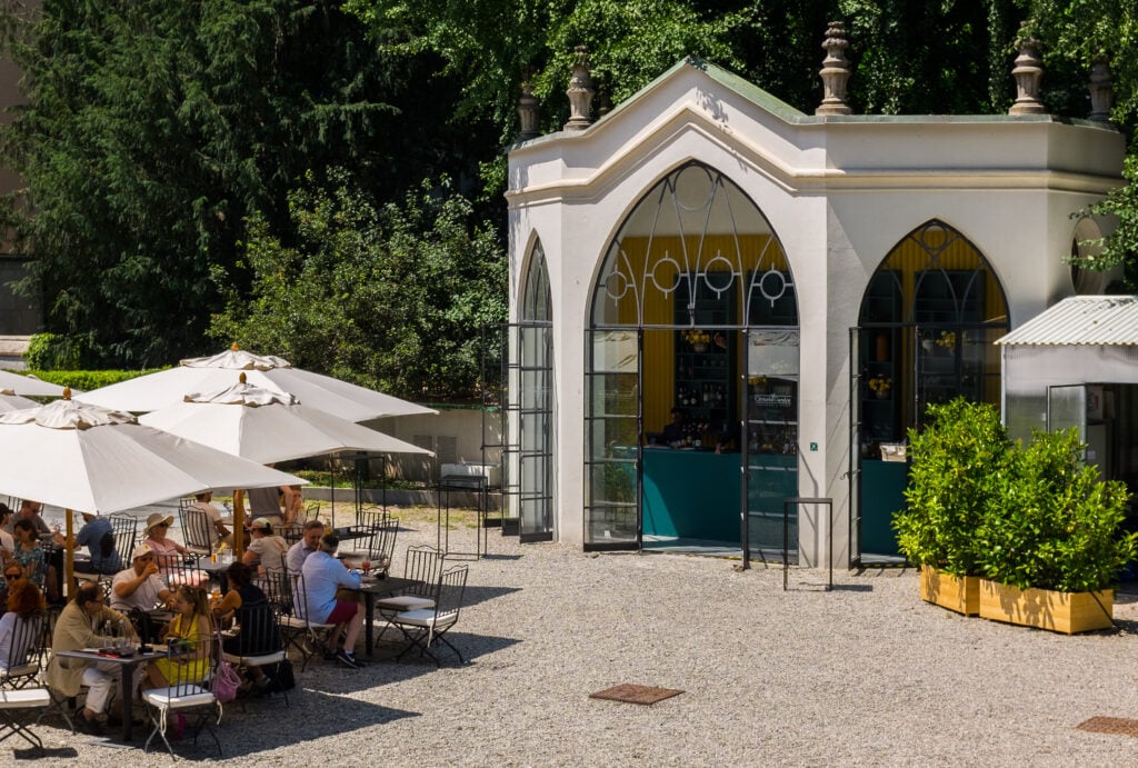 A Milano dietro a Palazzo Citterio c’è un bellissimo giardino e un bistrot aperto a tutti dove pranzare e cenare