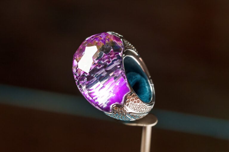Pae White per Vhernier. Photo Erdna Creative