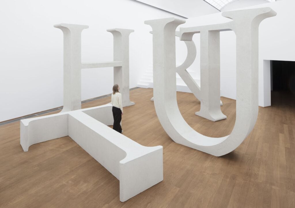 berlino Ausstellungsansicht &bdquo;Shilpa Gupta. What Still Holds&ldquo;, Hamburger Bahnhof &ndash; Nationalgalerie der Gegenwart, 27.03.2026 - 03.01.2027, Abgebildet: Truth, 2022-2025 &copy; Shilpa Gupta. Staatliche Museen zu Berlin, Nationalgalerie / Foto: Luca Girardini